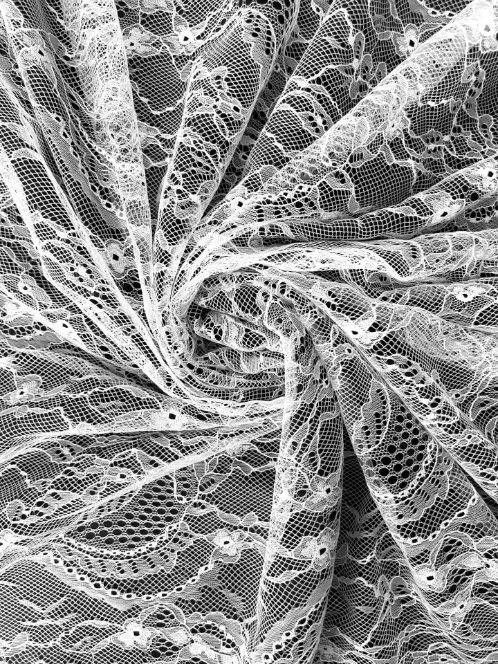 دانتيل فرنسي فاخر 1 متر قماش أبيض أوف وايت (col-2021-029)