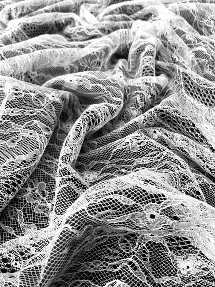 دانتيل فرنسي فاخر 1 متر قماش أبيض أوف وايت (col-2021-029)